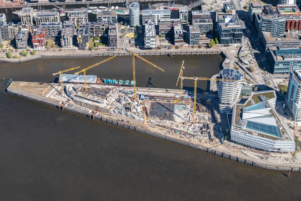 Hamburg von oben - Baustelle zum Neubau einer Mehrfamilienhaus-Wohnanlage der DC DEVELOPMENTS GMBH & CO. KG im Ortsteil HafenCity in Hamburg, Deutschland