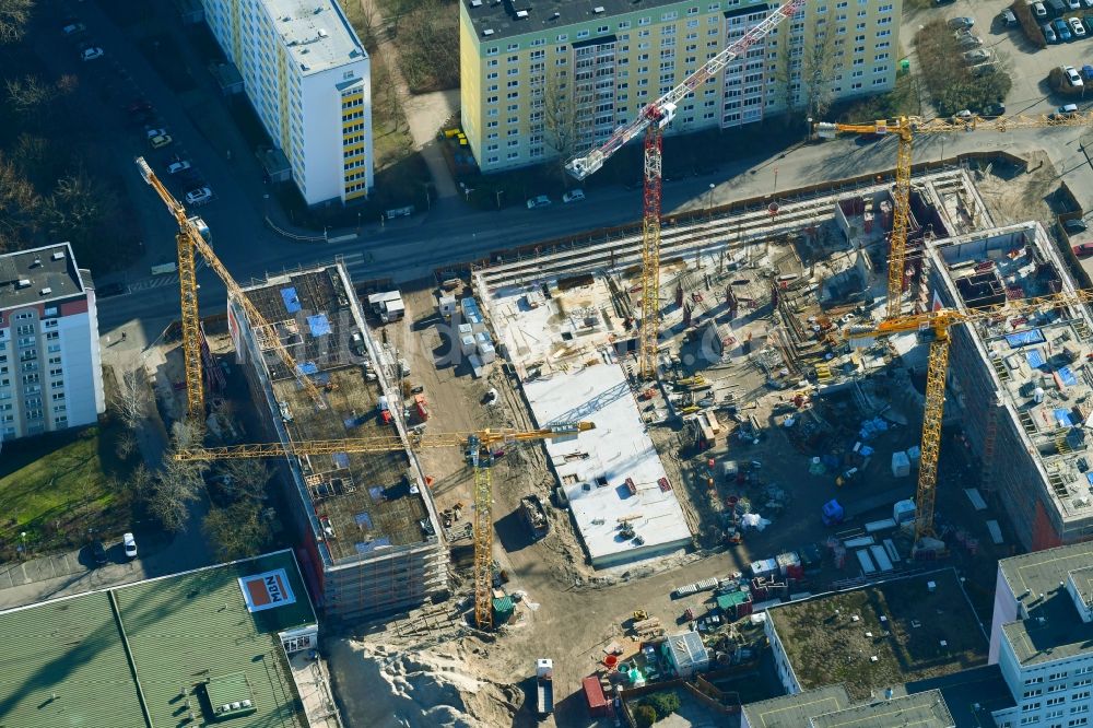 Luftbild Berlin - Baustelle zum Neubau einer Mehrfamilienhaus-Wohnanlage Dolgensee-Center Lichtenberg in Berlin, Deutschland