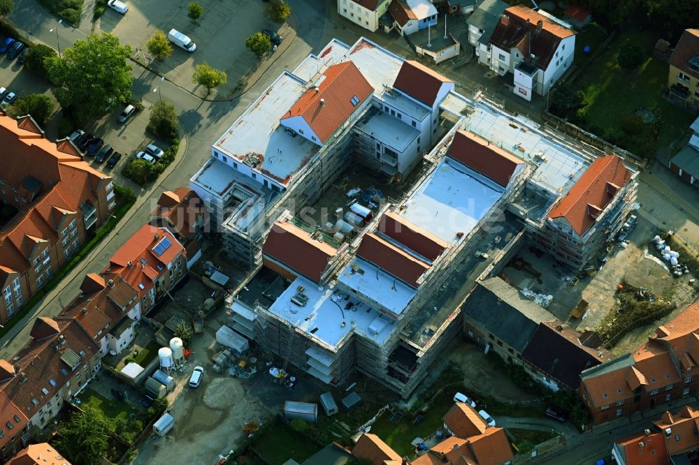 Luftaufnahme Helmstedt - Baustelle zum Neubau einer Mehrfamilienhaus-Wohnanlage an den Edelhöfen in Helmstedt im Bundesland Niedersachsen, Deutschland