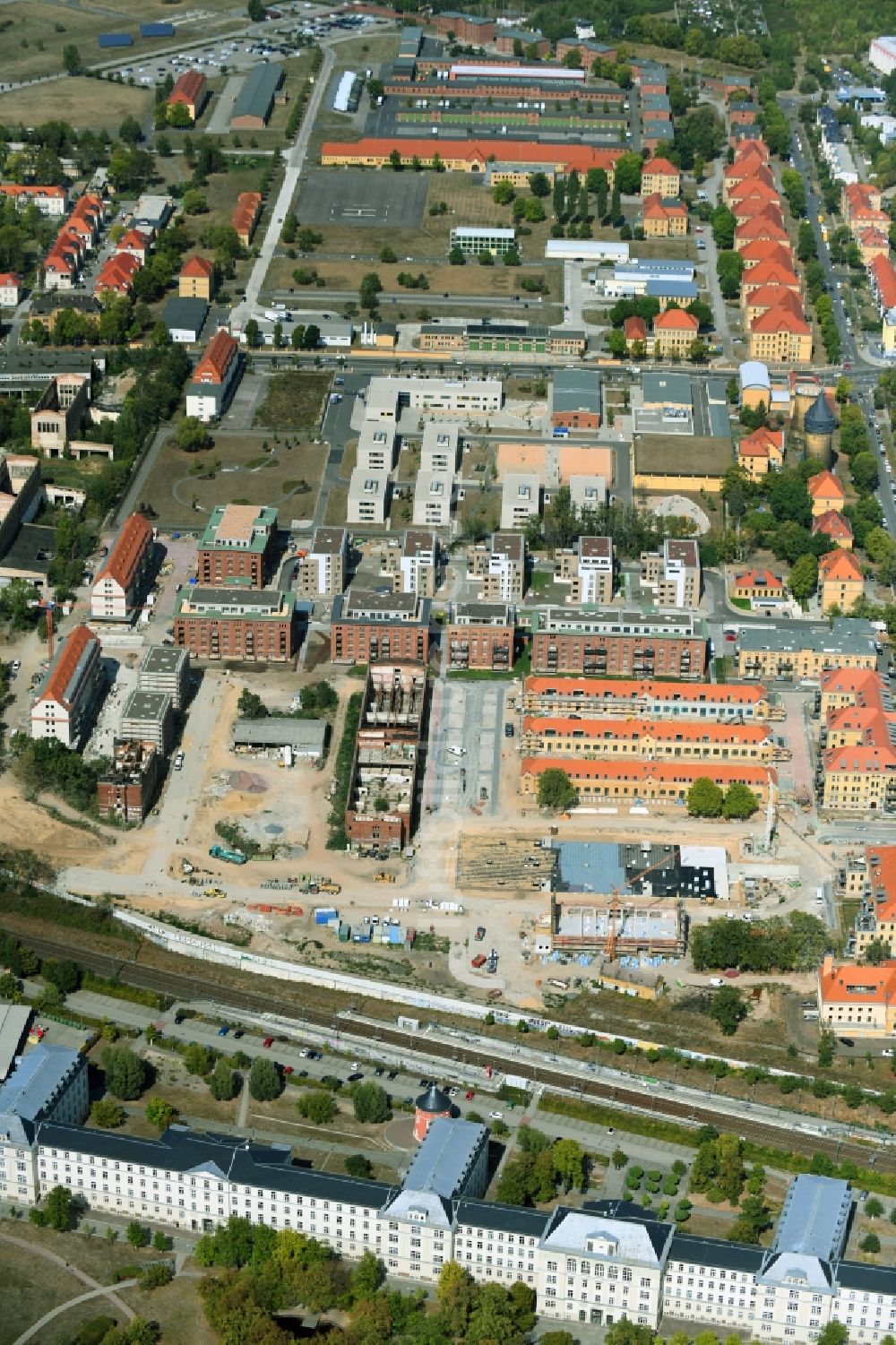 Leipzig von oben - Baustelle zum Neubau einer Mehrfamilienhaus-Wohnanlage auf dem ehemaligen Kasernengelände in Leipzig im Bundesland Sachsen, Deutschland