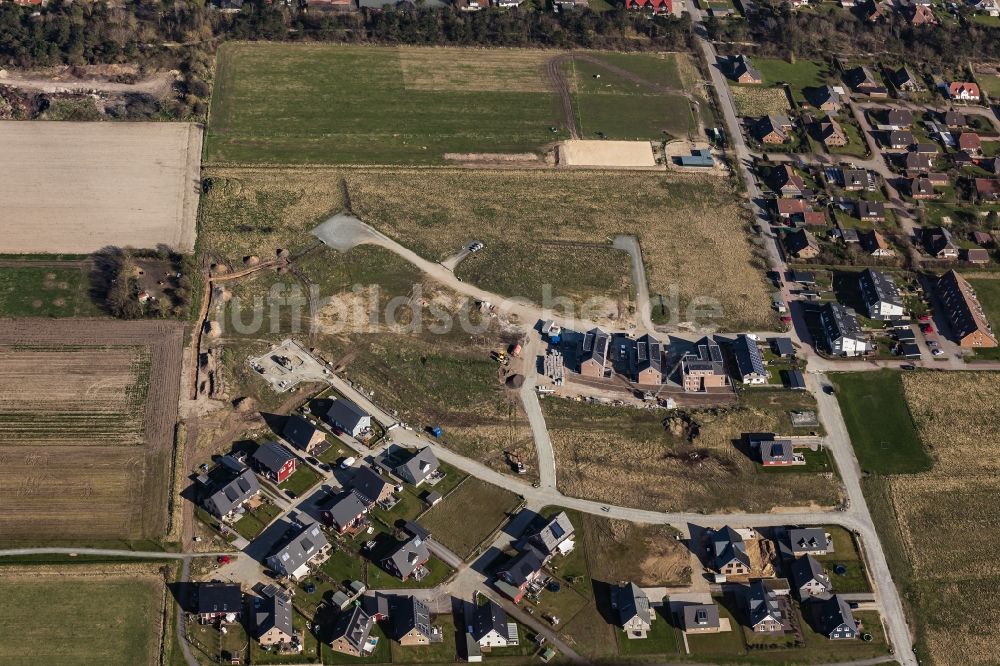 Luftbild Wyk auf Föhr - Baustelle zum Neubau einer Mehrfamilienhaus-Wohnanlage und Einfamilienhäuser in Wyk auf Föhr im Bundesland Schleswig-Holstein, Deutschland