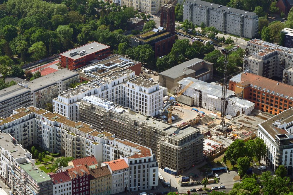 Berlin von oben - Baustelle zum Neubau einer Mehrfamilienhaus-Wohnanlage Friedrichshain-Höfe im Ortsteil Friedrichshain in Berlin, Deutschland
