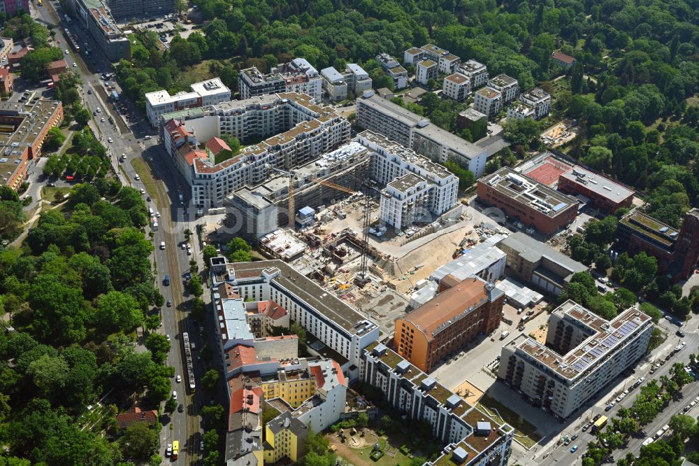 Luftbild Berlin - Baustelle zum Neubau einer Mehrfamilienhaus-Wohnanlage Friedrichshain-Höfe im Ortsteil Friedrichshain in Berlin, Deutschland