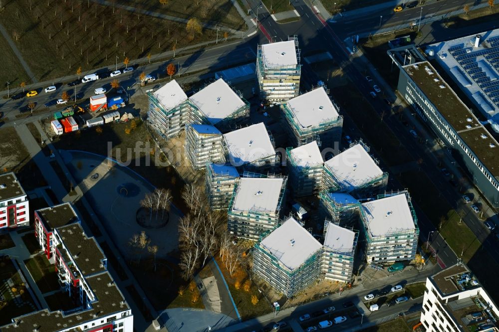 Luftaufnahme Berlin - Baustelle zum Neubau einer Mehrfamilienhaus-Wohnanlage „ Future Living Homes “ im Ortsteil Adlershof - Johannestal in Berlin, Deutschland