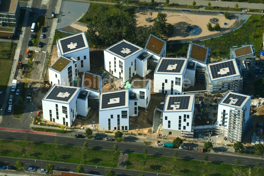 Luftbild Berlin - Baustelle zum Neubau einer Mehrfamilienhaus-Wohnanlage „ Future Living Homes “ im Ortsteil Adlershof - Johannestal in Berlin, Deutschland