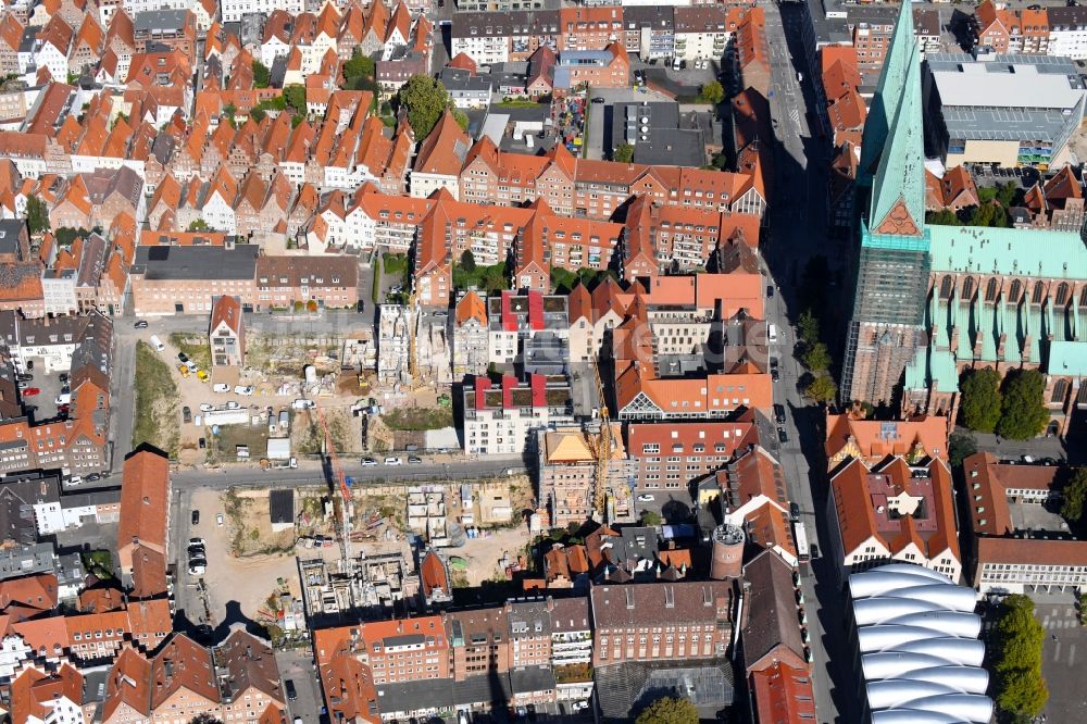 Lübeck von oben - Baustelle zum Neubau einer Mehrfamilienhaus-Wohnanlage im Gründerviertel im Ortsteil Innenstadt in Lübeck im Bundesland Schleswig-Holstein, Deutschland