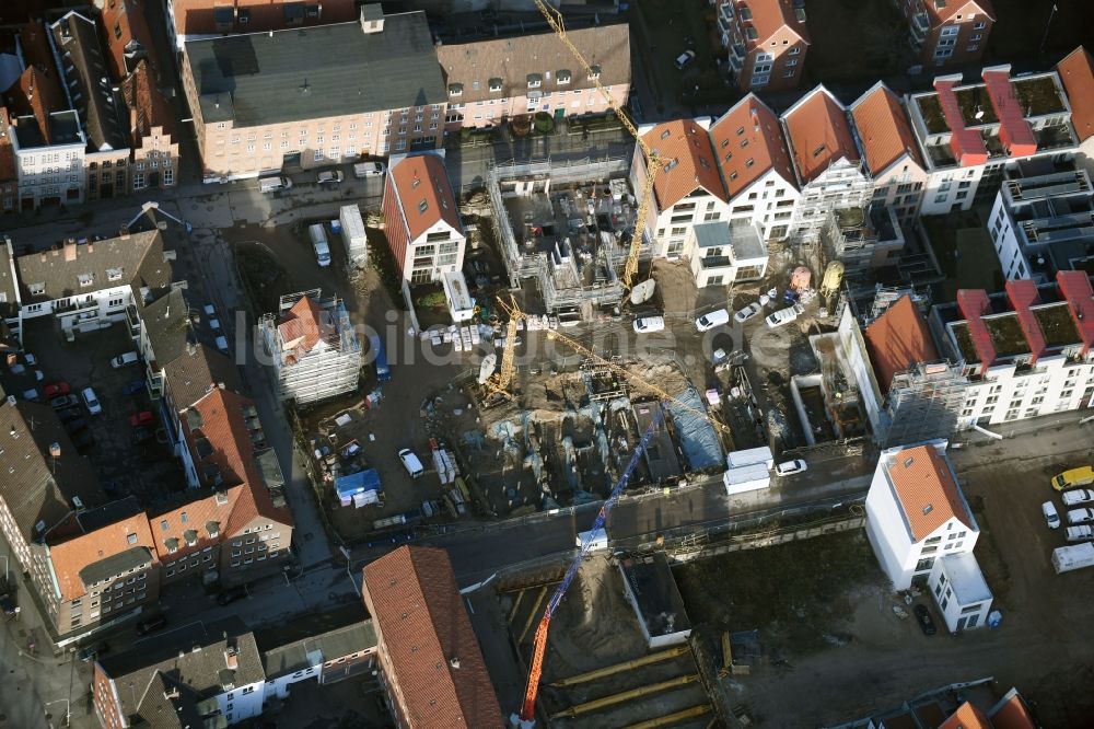 Luftaufnahme Lübeck - Baustelle zum Neubau einer Mehrfamilienhaus-Wohnanlage am Gründungsviertel der Grundstücksgesellschaft TRAVE mbH in Lübeck im Bundesland Schleswig-Holstein