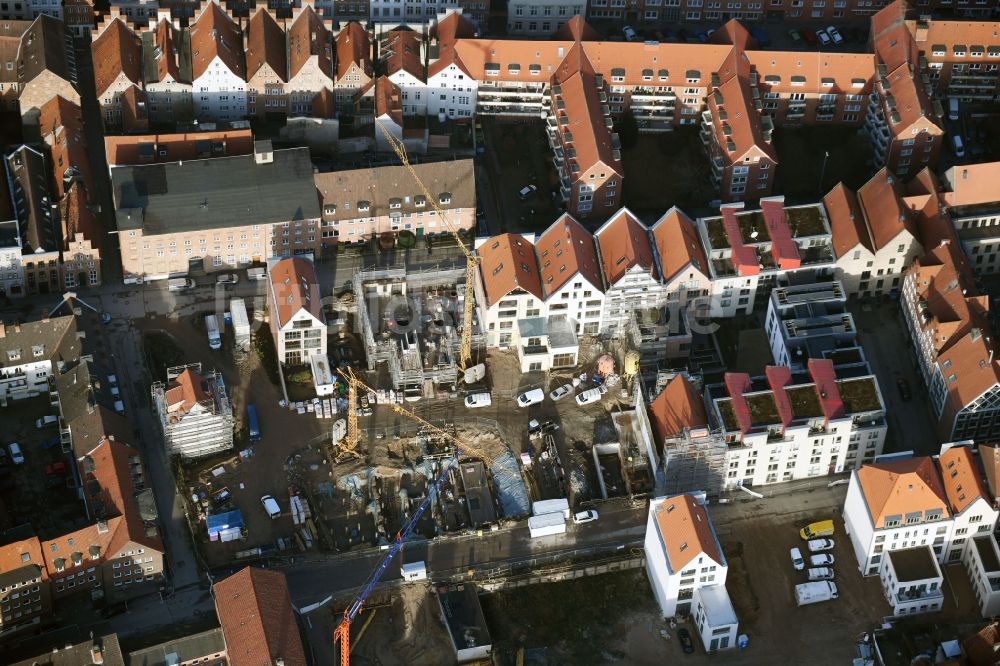 Lübeck von oben - Baustelle zum Neubau einer Mehrfamilienhaus-Wohnanlage am Gründungsviertel der Grundstücksgesellschaft TRAVE mbH in Lübeck im Bundesland Schleswig-Holstein