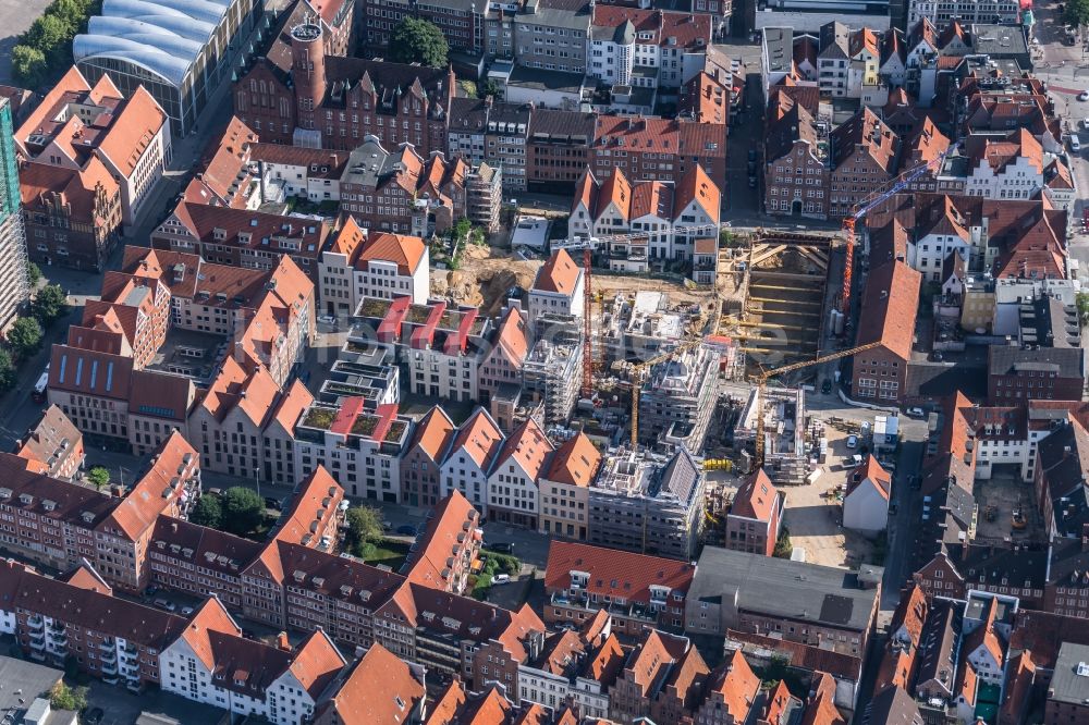 Lübeck von oben - Baustelle zum Neubau einer Mehrfamilienhaus-Wohnanlage am Gründungsviertel in Lübeck im Bundesland Schleswig-Holstein