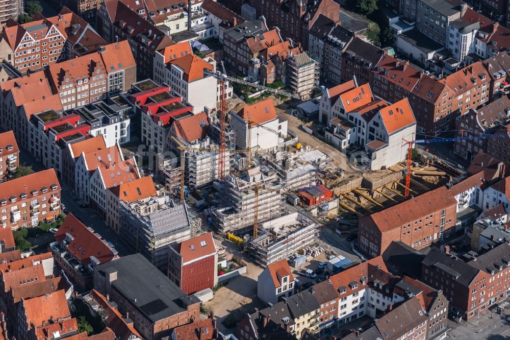 Lübeck aus der Vogelperspektive: Baustelle zum Neubau einer Mehrfamilienhaus-Wohnanlage am Gründungsviertel in Lübeck im Bundesland Schleswig-Holstein