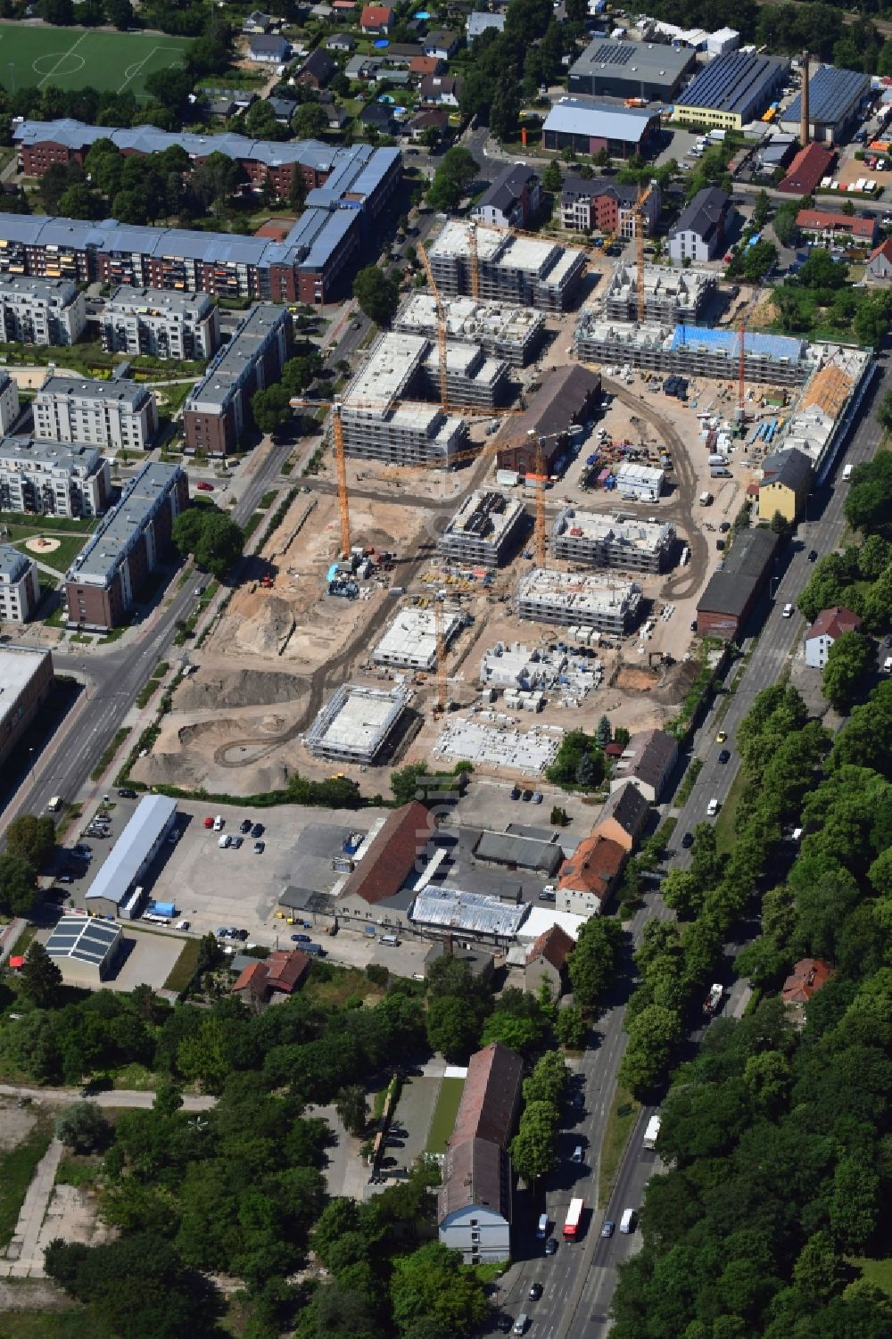 Luftbild Berlin - Baustelle zum Neubau einer Mehrfamilienhaus-Wohnanlage der Gut Alt-Biesdorf in Berlin, Deutschland