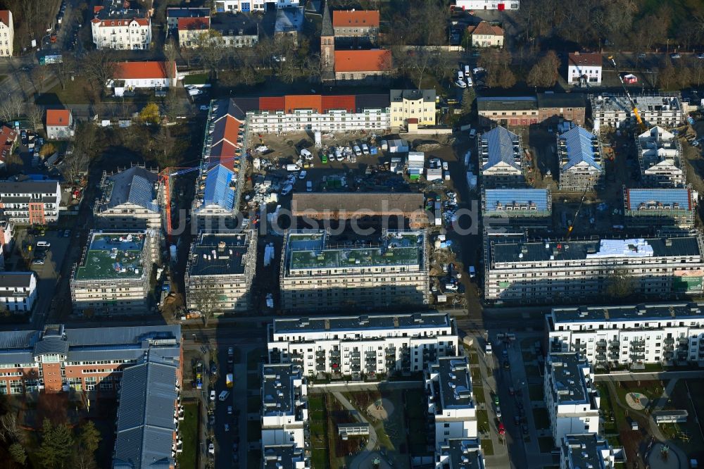 Berlin von oben - Baustelle zum Neubau einer Mehrfamilienhaus-Wohnanlage der Gut Alt-Biesdorf in Berlin, Deutschland