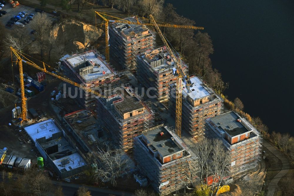 Luftaufnahme Berlin - Baustelle zum Neubau einer Mehrfamilienhaus- Wohnanlage auf der Havel-Insel Eiswerder in Berlin, Deutschland