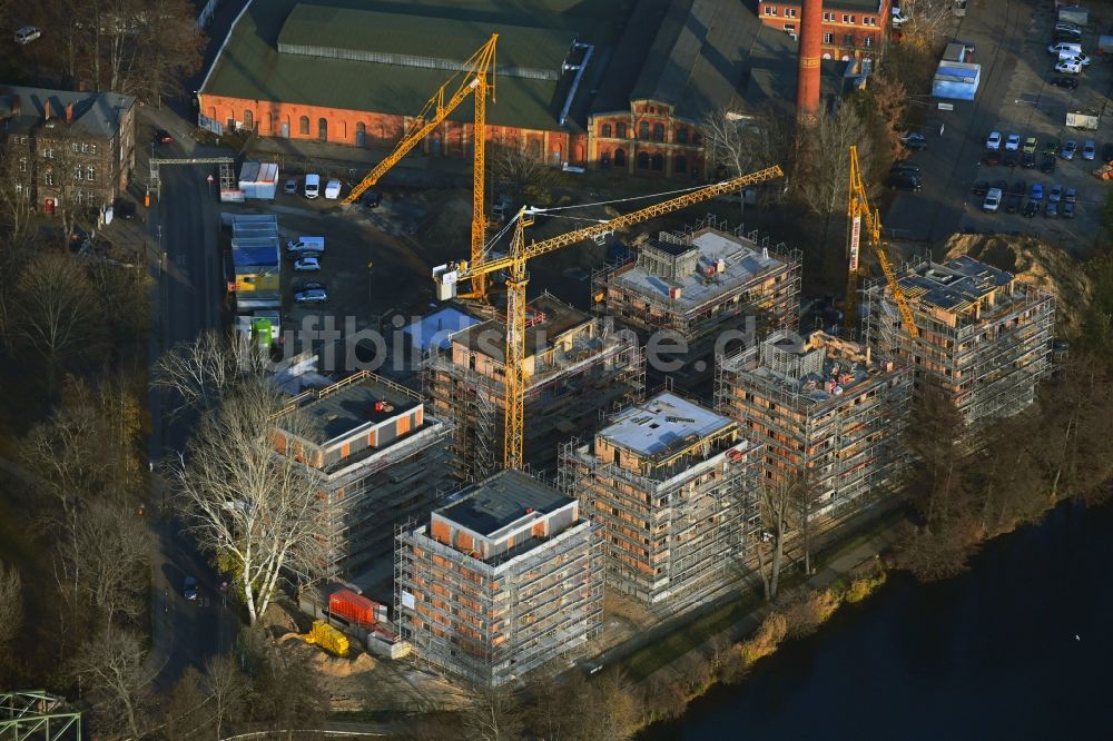 Luftbild Berlin - Baustelle zum Neubau einer Mehrfamilienhaus- Wohnanlage auf der Havel-Insel Eiswerder in Berlin, Deutschland