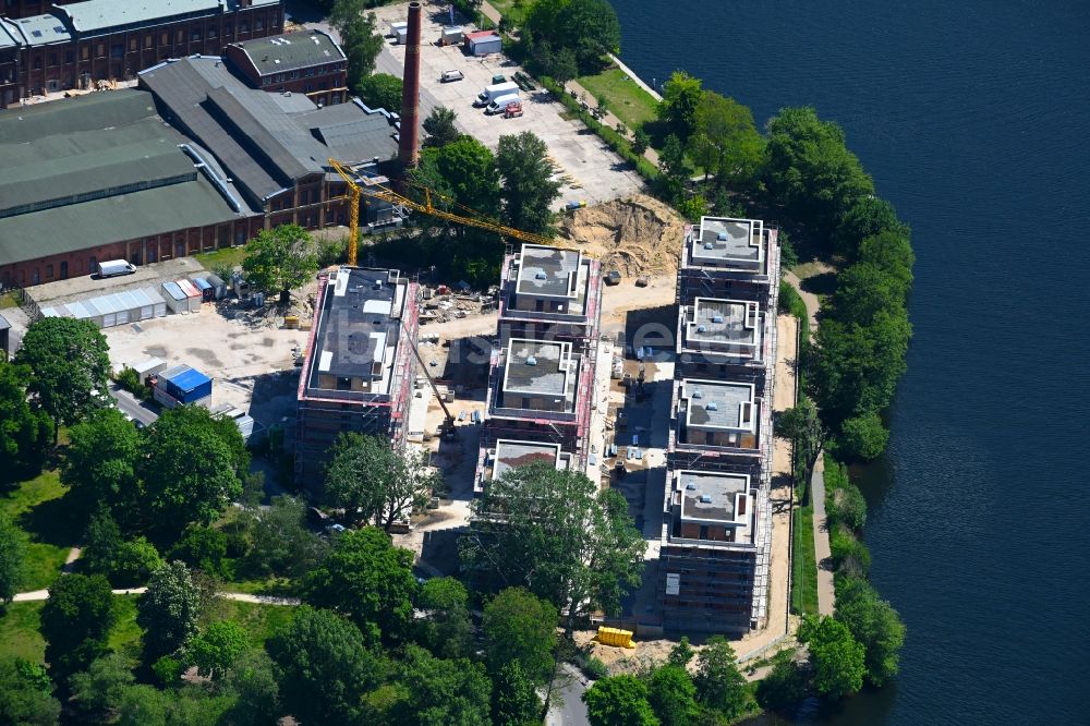 Berlin von oben - Baustelle zum Neubau einer Mehrfamilienhaus- Wohnanlage auf der Havel-Insel Eiswerder in Berlin, Deutschland