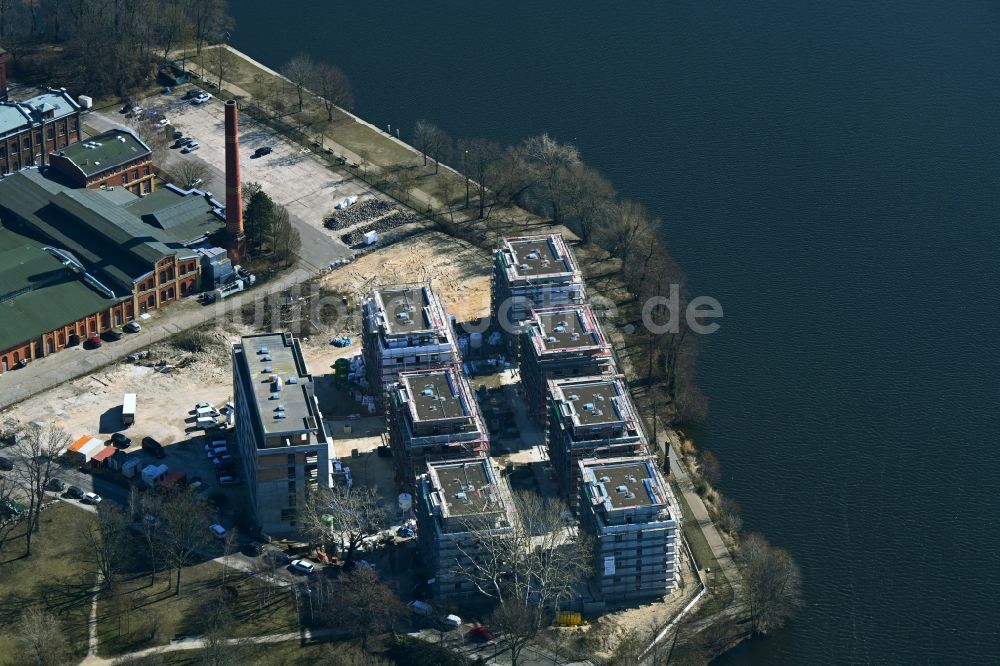 Berlin aus der Vogelperspektive: Baustelle zum Neubau einer Mehrfamilienhaus- Wohnanlage auf der Havel-Insel Eiswerder in Berlin, Deutschland