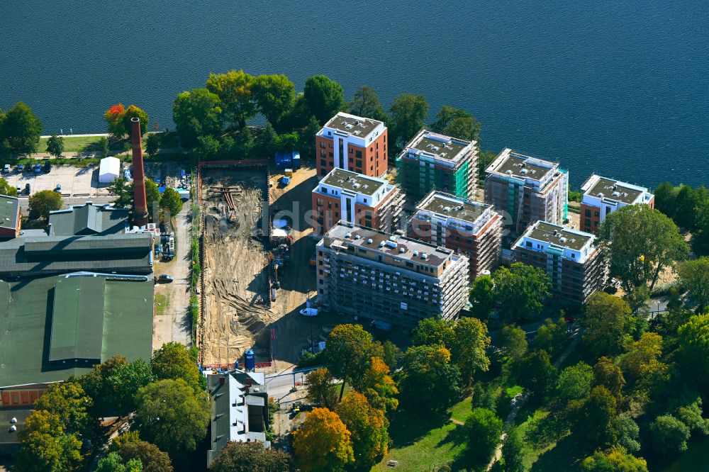 Luftaufnahme Berlin - Baustelle zum Neubau einer Mehrfamilienhaus- Wohnanlage auf der Havel-Insel Eiswerder in Berlin, Deutschland