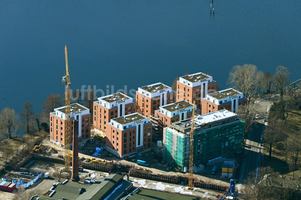 Berlin von oben - Baustelle zum Neubau einer Mehrfamilienhaus- Wohnanlage auf der Havel-Insel Eiswerder in Berlin, Deutschland