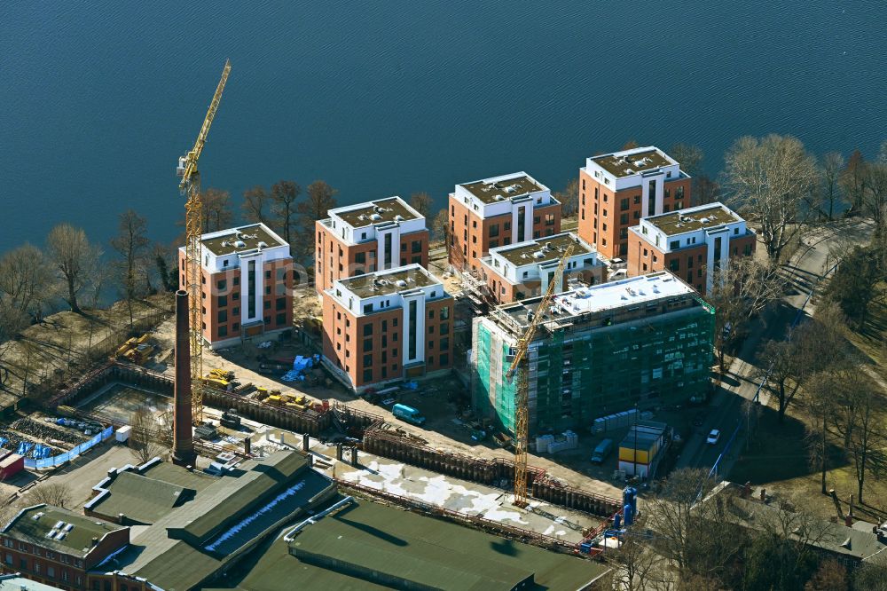 Berlin aus der Vogelperspektive: Baustelle zum Neubau einer Mehrfamilienhaus- Wohnanlage auf der Havel-Insel Eiswerder in Berlin, Deutschland