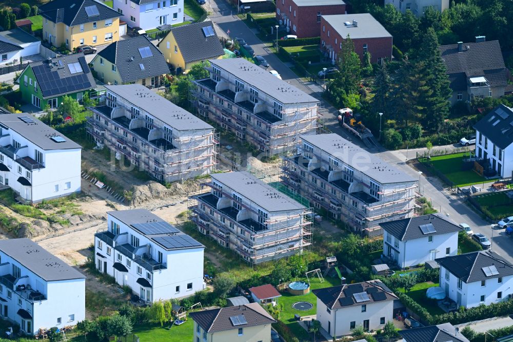Luftbild Berlin - Baustelle zum Neubau einer Mehrfamilienhaus- Wohnanlage Hermineweg - Theodorstraße im Ortsteil Mahlsdorf in Berlin, Deutschland