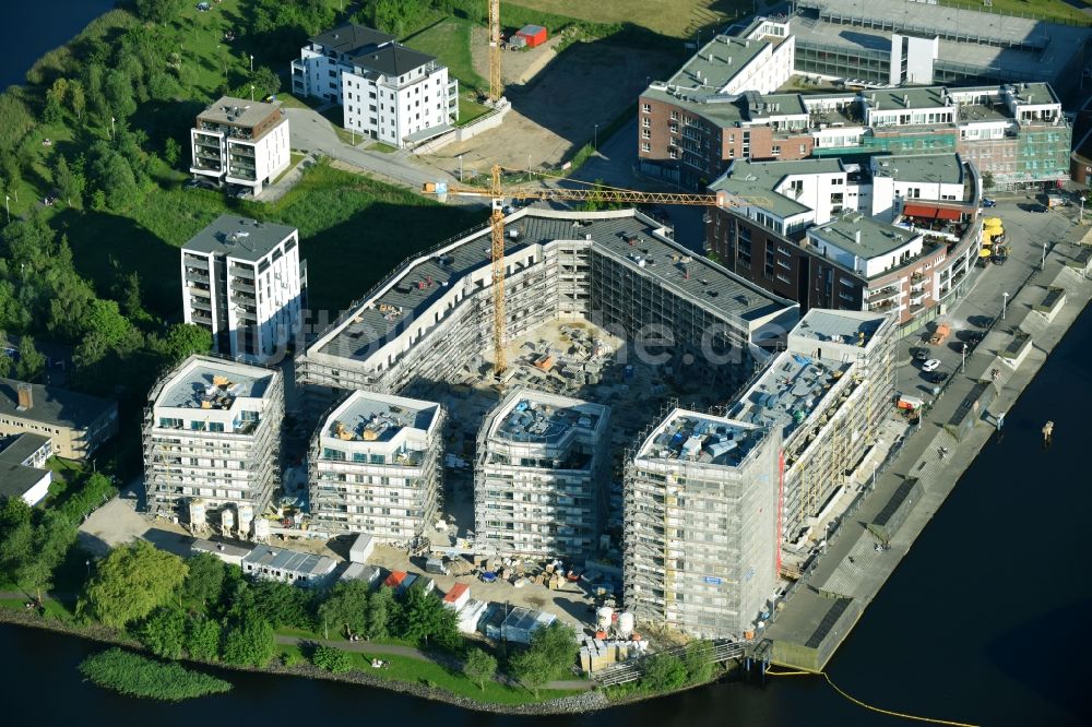 Luftaufnahme Rostock - Baustelle zum Neubau einer Mehrfamilienhaus-Wohnanlage Inselquartier in Rostock im Bundesland Mecklenburg-Vorpommern, Deutschland