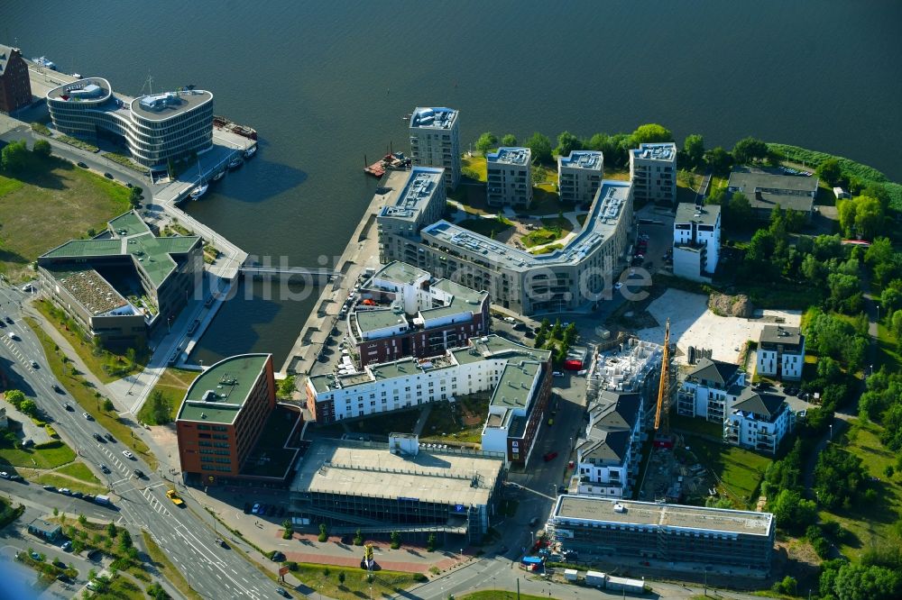 Rostock von oben - Baustelle zum Neubau einer Mehrfamilienhaus-Wohnanlage Inselquartier in Rostock im Bundesland Mecklenburg-Vorpommern, Deutschland