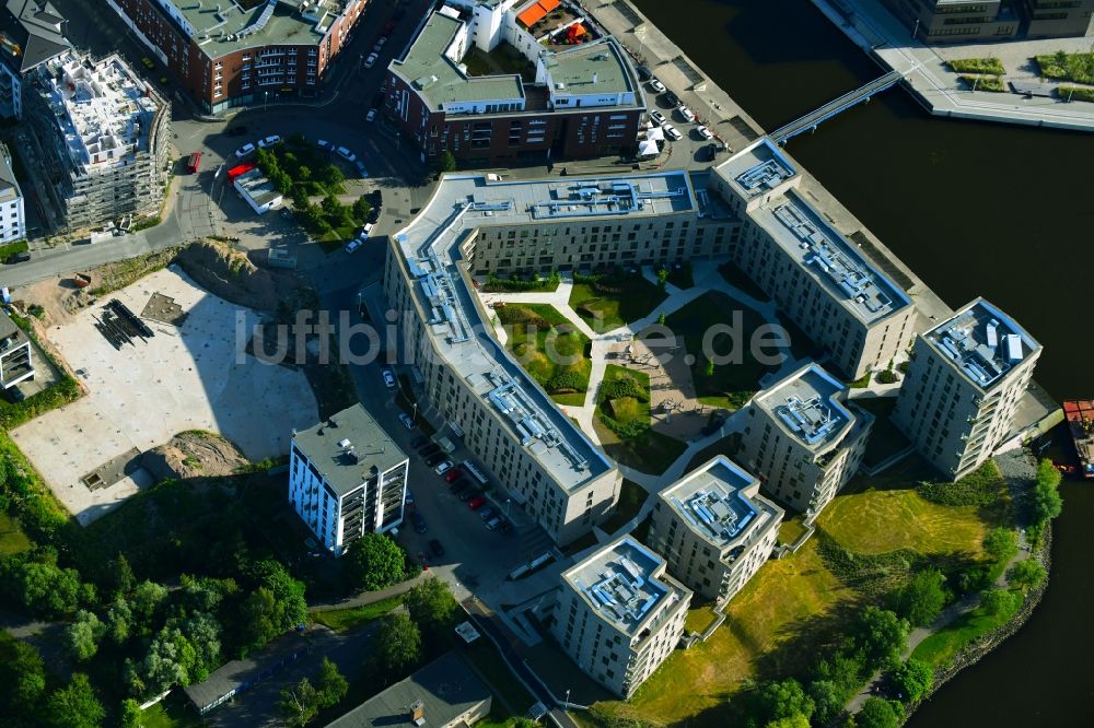 Luftbild Rostock - Baustelle zum Neubau einer Mehrfamilienhaus-Wohnanlage Inselquartier in Rostock im Bundesland Mecklenburg-Vorpommern, Deutschland