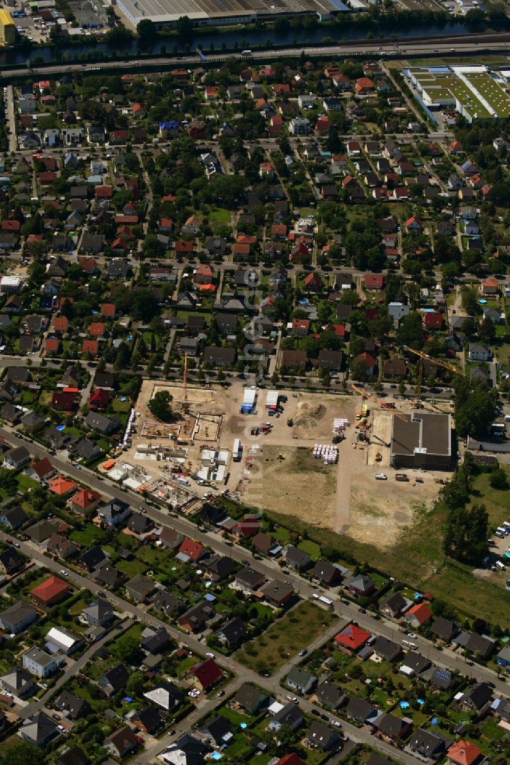Luftbild Berlin - Baustelle zum Neubau einer Mehrfamilienhaus-Wohnanlage Johannisgärten im Ortsteil Johannisthal in Berlin, Deutschland
