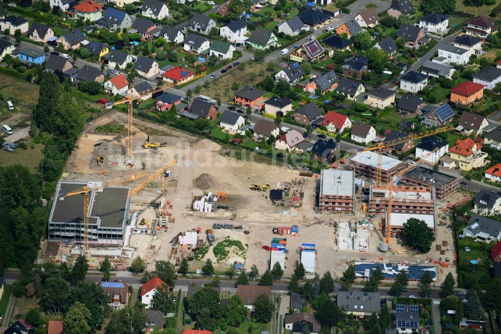 Luftbild Berlin - Baustelle zum Neubau einer Mehrfamilienhaus-Wohnanlage Johannisgärten im Ortsteil Johannisthal in Berlin, Deutschland