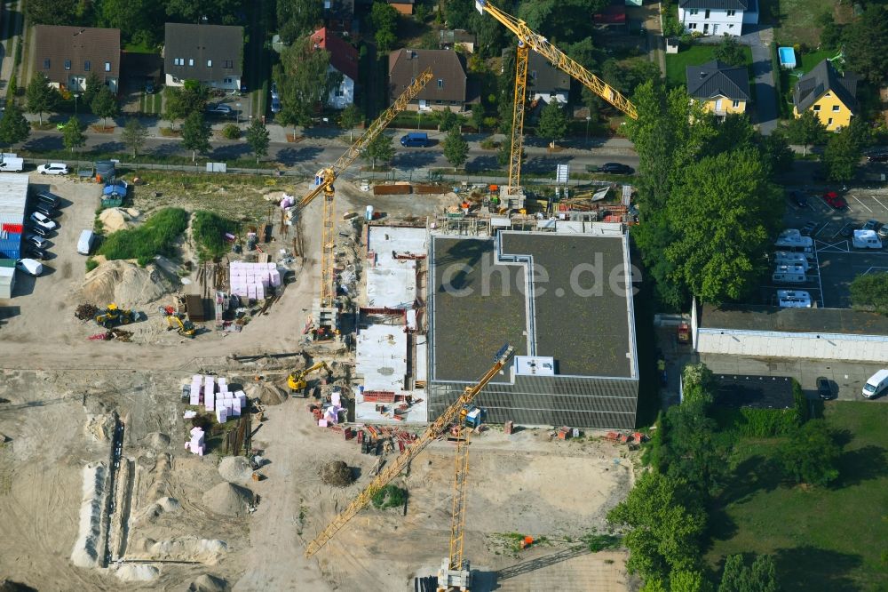 Berlin aus der Vogelperspektive: Baustelle zum Neubau einer Mehrfamilienhaus-Wohnanlage Johannisgärten im Ortsteil Johannisthal in Berlin, Deutschland