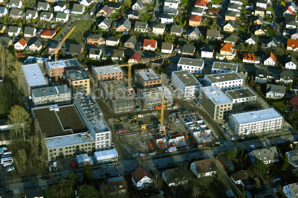 Luftaufnahme Berlin - Baustelle zum Neubau einer Mehrfamilienhaus-Wohnanlage Johannisgärten im Ortsteil Johannisthal in Berlin, Deutschland