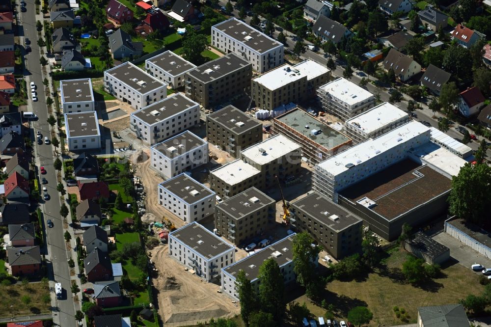 Luftaufnahme Berlin - Baustelle zum Neubau einer Mehrfamilienhaus-Wohnanlage Johannisgärten im Ortsteil Johannisthal in Berlin, Deutschland