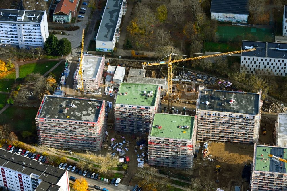 Luftaufnahme Berlin - Baustelle zum Neubau einer Mehrfamilienhaus-Wohnanlage an der Karl-Holtz-Straße im Ortsteil Marzahn in Berlin, Deutschland