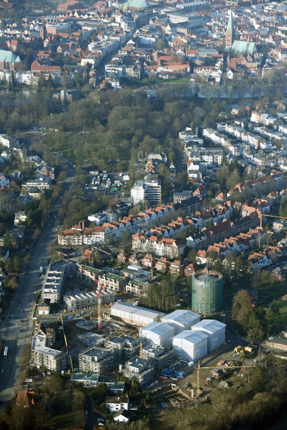 Lübeck von oben - Baustelle zum Neubau einer Mehrfamilienhaus-Wohnanlage in Lübeck im Bundesland Schleswig-Holstein, Deutschland