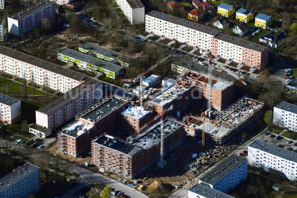 Luftbild Berlin - Baustelle zum Neubau einer Mehrfamilienhaus-Wohnanlage Lion-Feuchtwanger-Straße - Gadebuscher Straße im Ortsteil Hellersdorf in Berlin, Deutschland