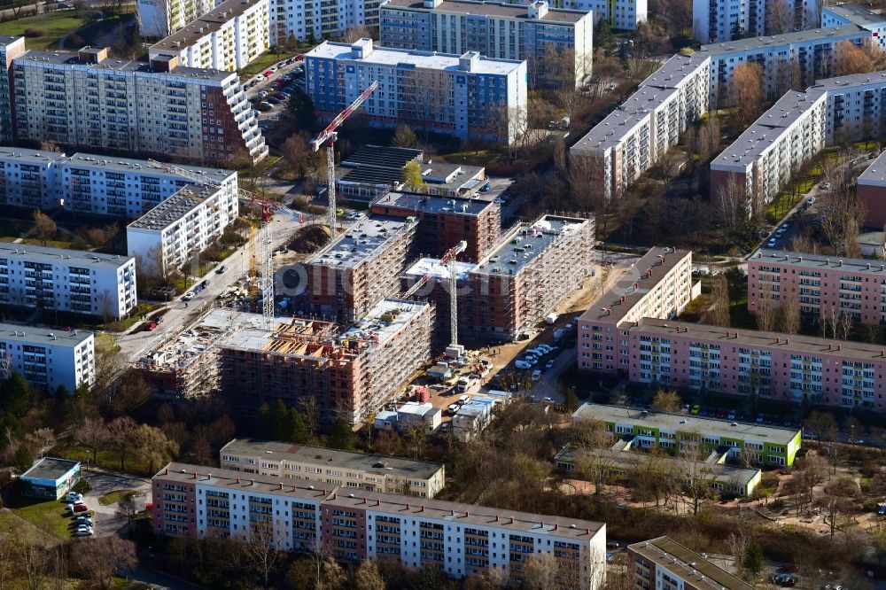Luftaufnahme Berlin - Baustelle zum Neubau einer Mehrfamilienhaus-Wohnanlage Lion-Feuchtwanger-Straße - Gadebuscher Straße im Ortsteil Hellersdorf in Berlin, Deutschland