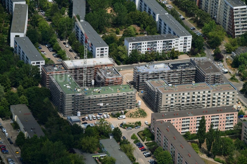 Berlin von oben - Baustelle zum Neubau einer Mehrfamilienhaus-Wohnanlage Lion-Feuchtwanger-Straße - Gadebuscher Straße im Ortsteil Hellersdorf in Berlin, Deutschland