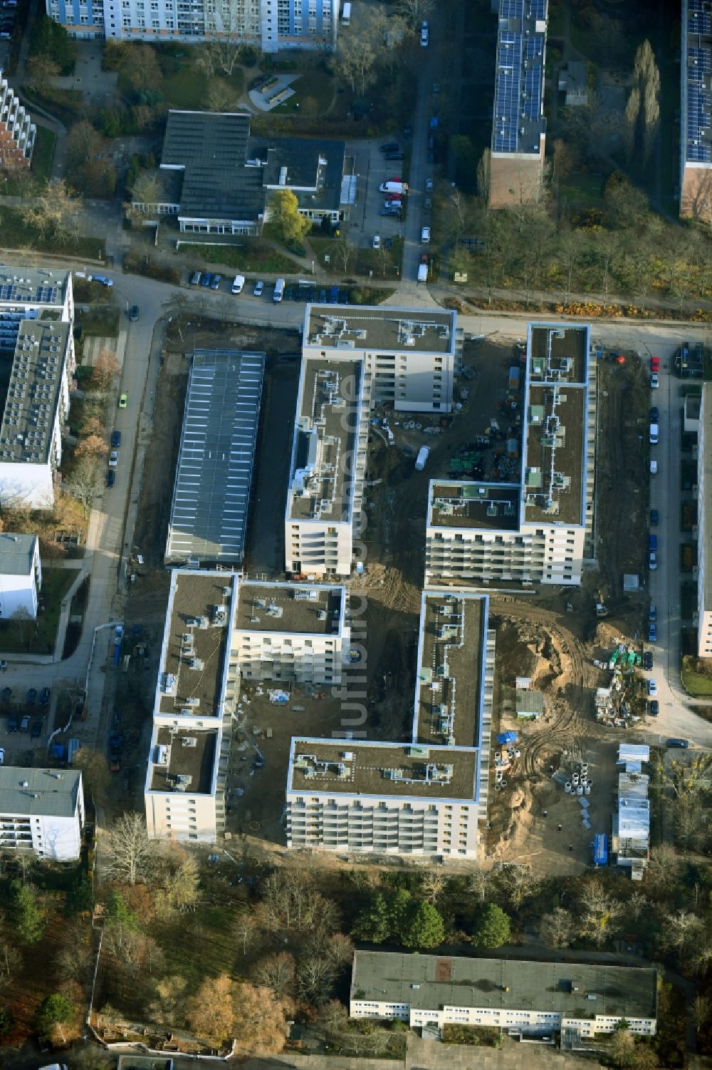 Berlin von oben - Baustelle zum Neubau einer Mehrfamilienhaus-Wohnanlage Lion-Feuchtwanger-Straße - Gadebuscher Straße im Ortsteil Hellersdorf in Berlin, Deutschland