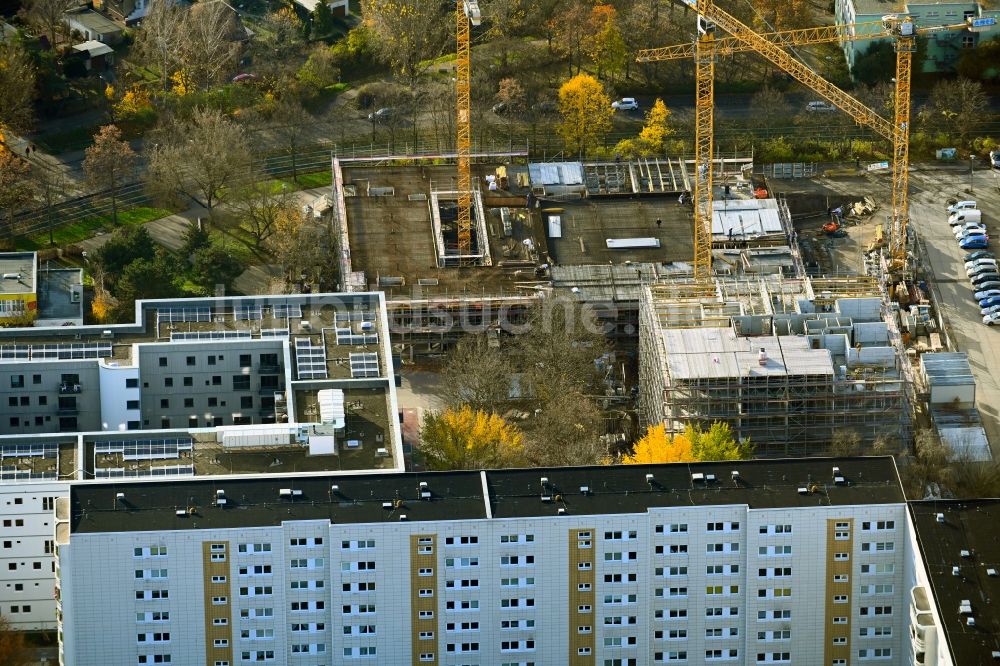 Luftbild Berlin - Baustelle zum Neubau einer Mehrfamilienhaus-Wohnanlage Mühlengrund im Ortsteil Neu-Hohenschönhausen in Berlin, Deutschland