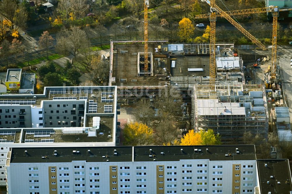 Berlin von oben - Baustelle zum Neubau einer Mehrfamilienhaus-Wohnanlage Mühlengrund im Ortsteil Neu-Hohenschönhausen in Berlin, Deutschland