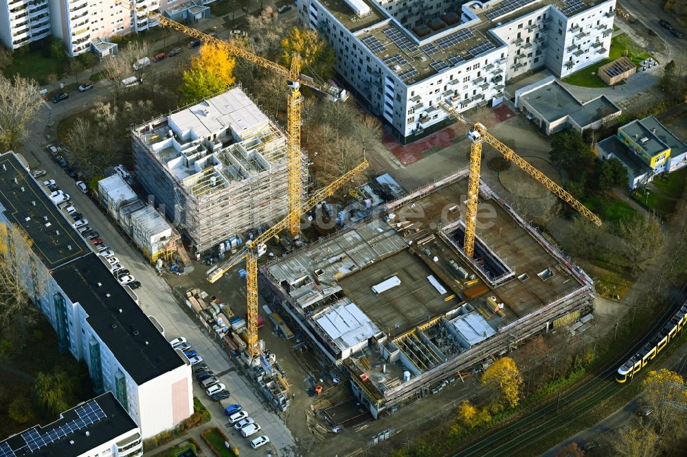 Luftaufnahme Berlin - Baustelle zum Neubau einer Mehrfamilienhaus-Wohnanlage Mühlengrund im Ortsteil Neu-Hohenschönhausen in Berlin, Deutschland