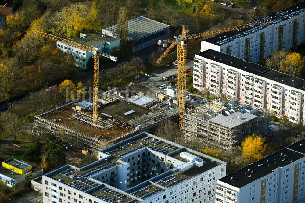 Berlin von oben - Baustelle zum Neubau einer Mehrfamilienhaus-Wohnanlage Mühlengrund im Ortsteil Neu-Hohenschönhausen in Berlin, Deutschland