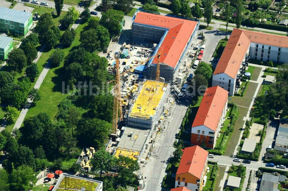 München von oben - Baustelle zum Neubau einer Mehrfamilienhaus-Wohnanlage in München im Bundesland Bayern, Deutschland