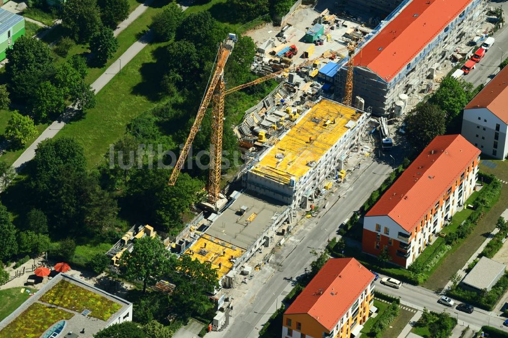 München aus der Vogelperspektive: Baustelle zum Neubau einer Mehrfamilienhaus-Wohnanlage in München im Bundesland Bayern, Deutschland