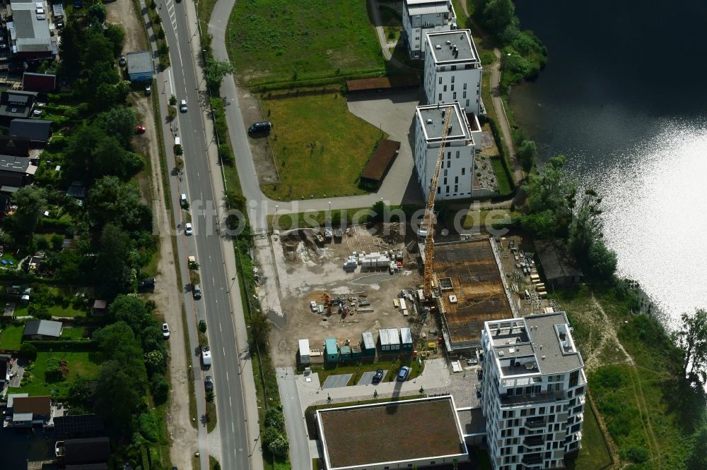 Schwerin von oben - Baustelle zum Neubau einer Mehrfamilienhaus-Wohnanlage Nordhafenquartier in Schwerin im Bundesland Mecklenburg-Vorpommern, Deutschland