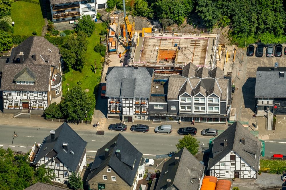 Schmallenberg von oben - Baustelle zum Neubau einer Mehrfamilienhaus-Wohnanlage Im Ohle in Schmallenberg im Bundesland Nordrhein-Westfalen, Deutschland