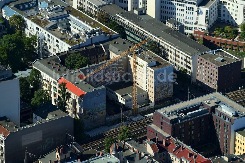 Berlin von oben - Baustelle zum Neubau einer Mehrfamilienhaus-Wohnanlage im Ortsteil Charlottenburg-Wilmersdorf in Berlin, Deutschland