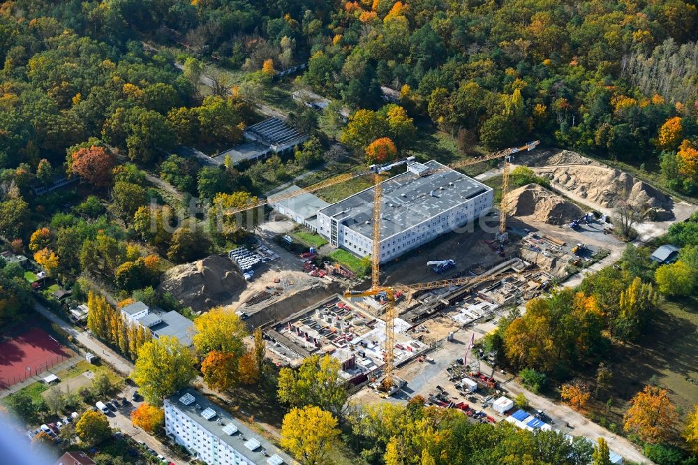 Luftbild Berlin - Baustelle zum Neubau einer Mehrfamilienhaus-Wohnanlage im Ortsteil Friedrichshagen in Berlin, Deutschland