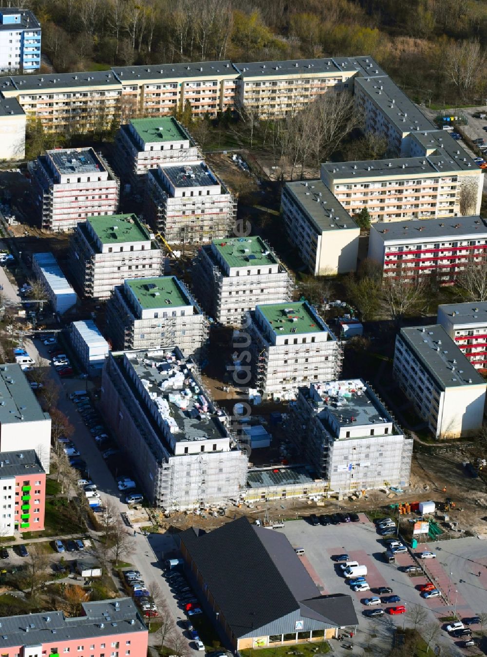 Luftbild Berlin - Baustelle zum Neubau einer Mehrfamilienhaus-Wohnanlage im Ortsteil Hellersdorf in Berlin, Deutschland