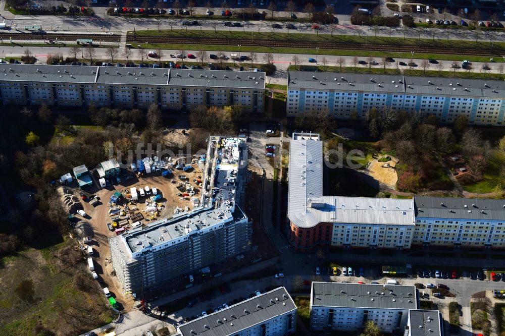 Berlin von oben - Baustelle zum Neubau einer Mehrfamilienhaus-Wohnanlage im Ortsteil Hellersdorf in Berlin, Deutschland